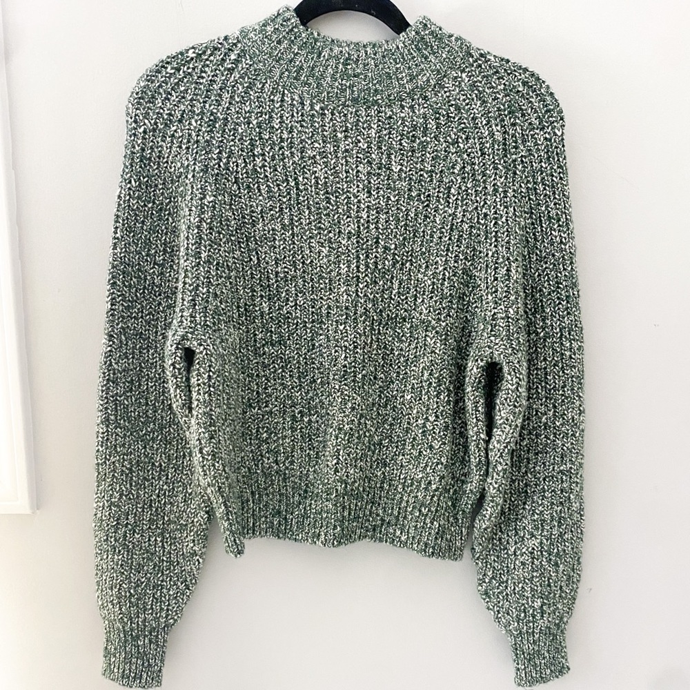 Universal Thread green and white knit crew sweater